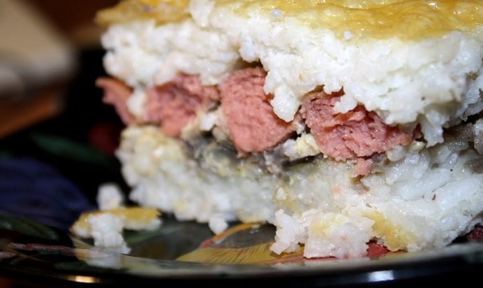 Воздушная рисовая запеканка с сосисками