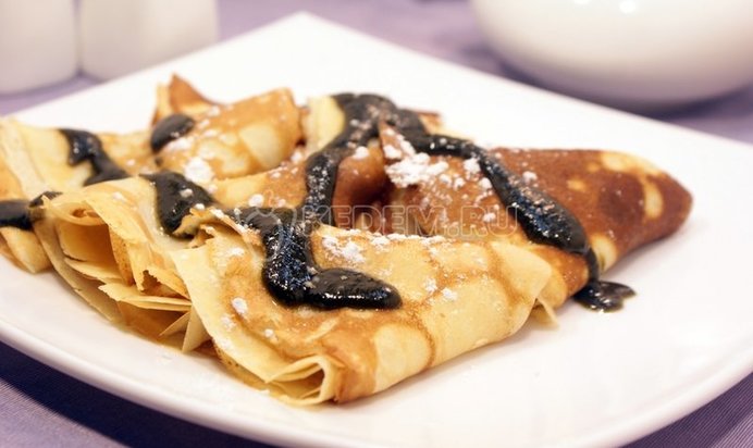 Блины на молоке с джемом из щавеля