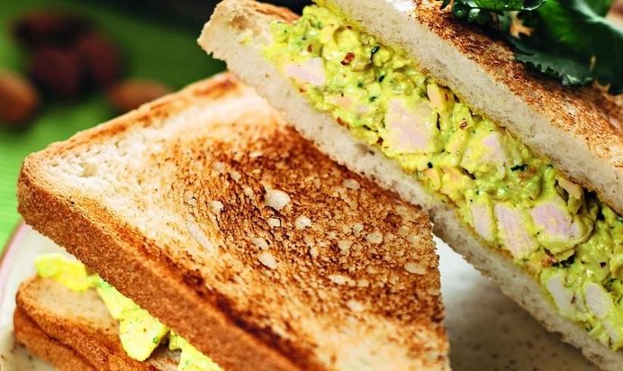 Тосты с салатом из курицы с карри