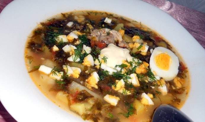 Зеленый борщ с курицей и томатом