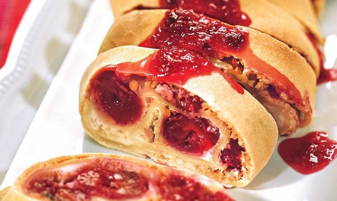 Пятнистый шоколадный торт с конфетами