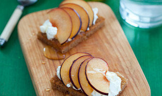 Тосты из черного хлеба с творогом и сливами