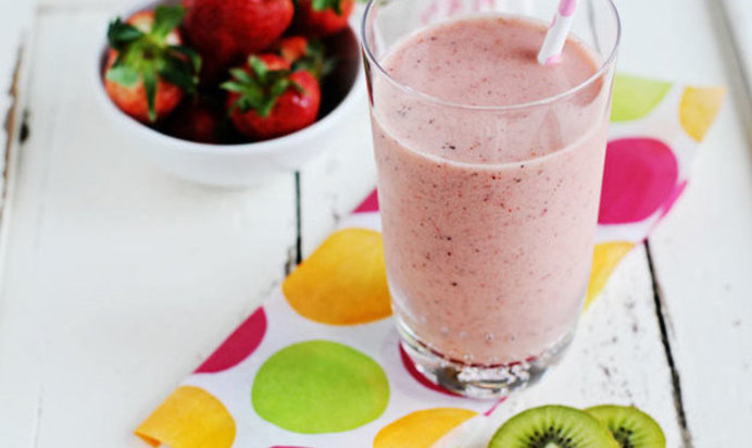 Смузи с клубникой и киви