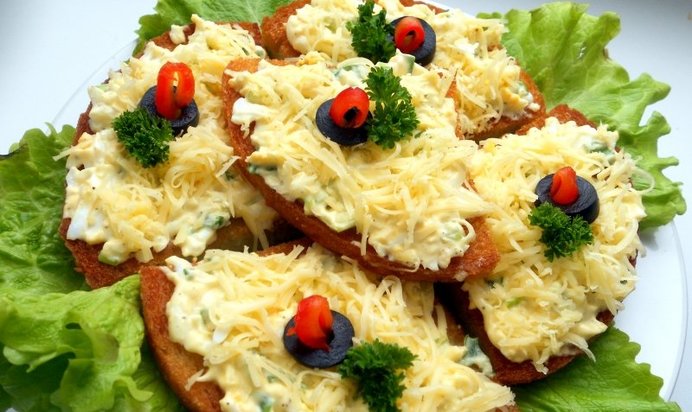 Гренки с чесноком, яйцом и сыром