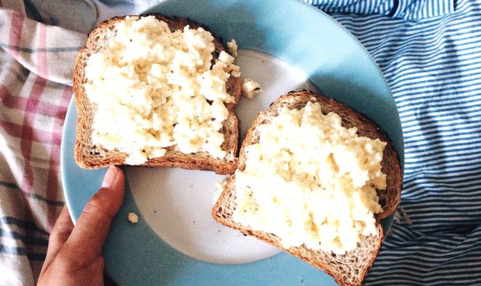 Нежный омлет с тостами от Гордона Рамзи