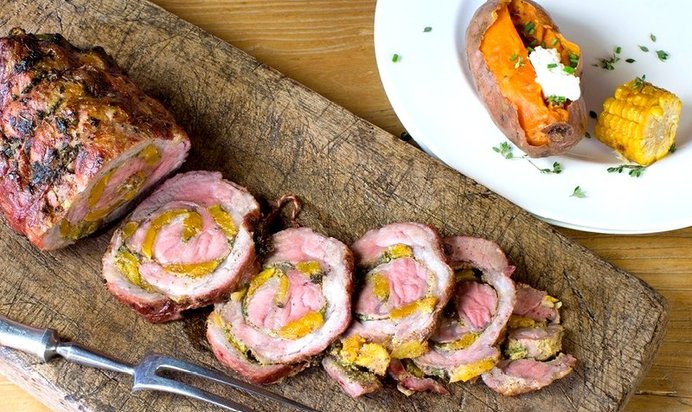 Рулет из свиной вырезки с абрикосами на гриле