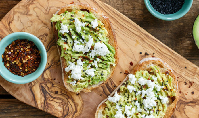 Тосты с авокадо и козьим сыром