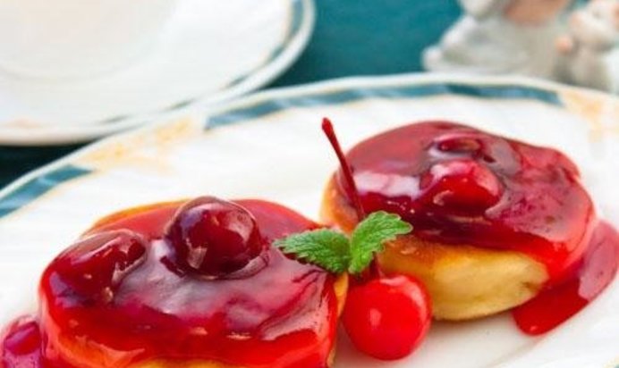 Сырники с вишневым соусом