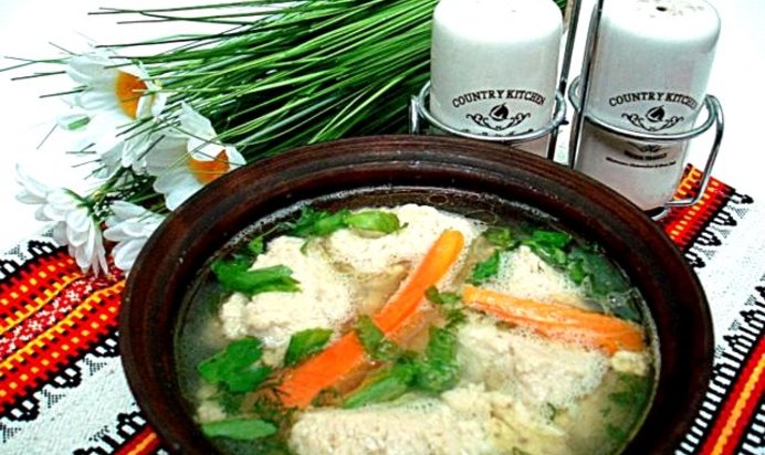 Бульон с куриными клёцками