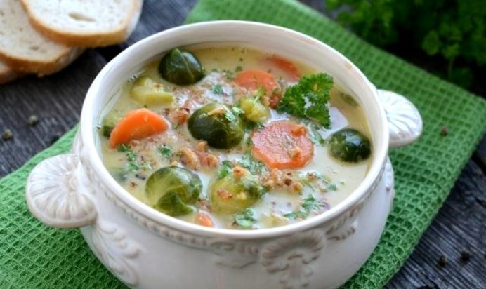 Овощной суп с брокколи и брюссельской капустой на курином бульоне