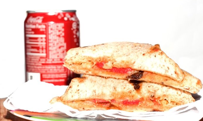 Бутерброд с сыром и колбасой в микроволновке