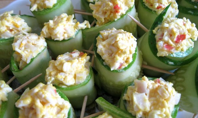 Роллы из огурца с крабовыми палочками