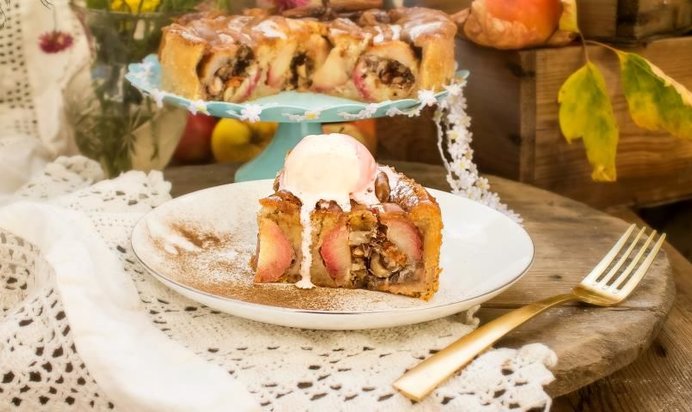 Шарлотка с целыми яблоками