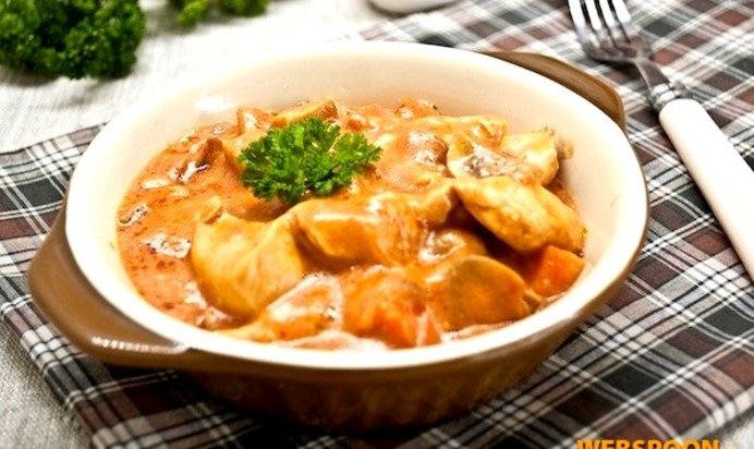«Гуляш» с куриным филе и шампиньонами