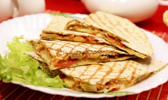 Кесадилья с кабачками и томатами