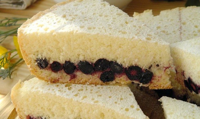 Шарлотка с ягодами