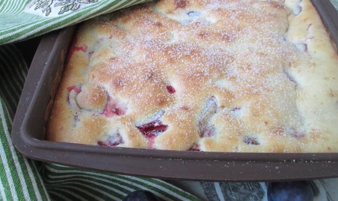 Сливовая шарлотка на сметане