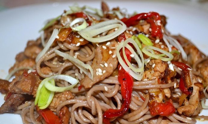 Гречневая лапша со свининой и овощами