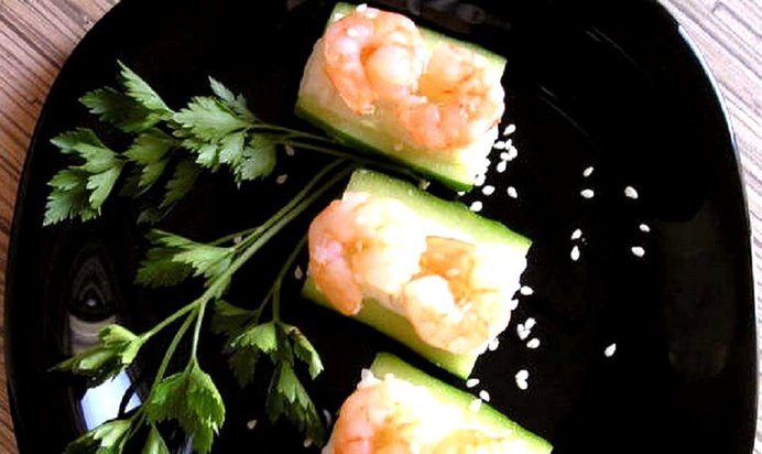 Роллы с креветками в огурце