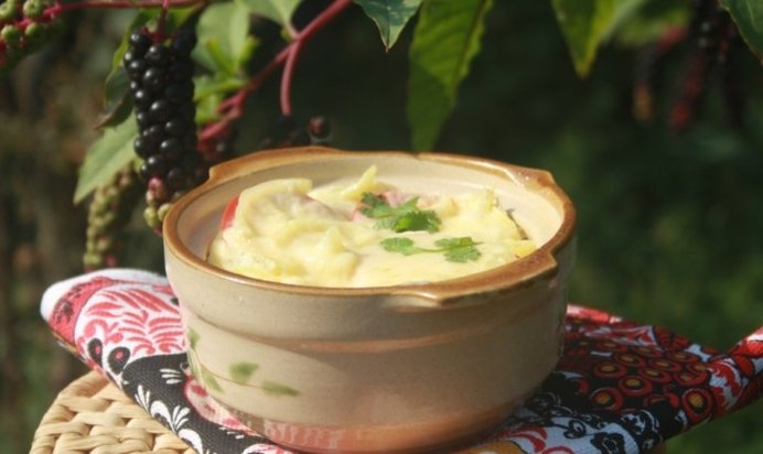 Пельмени в омлете с овощами