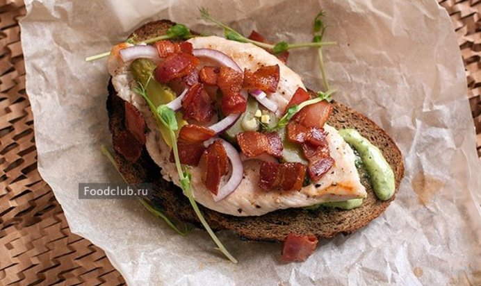 Бутерброд с курицей и беконом