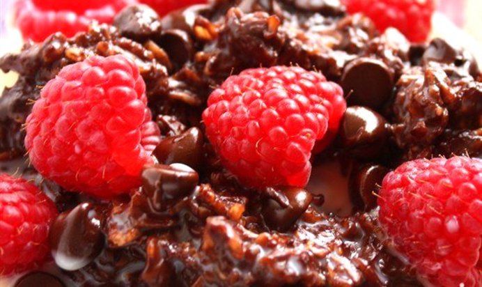 Шоколадная овсяная каша с малиной