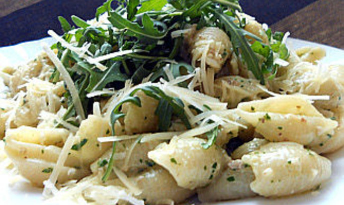 Паста с песто из руколы и грецких орехов