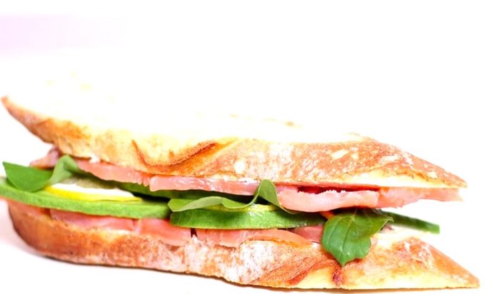 Сэндвич со слабосоленой семгой и авокадо