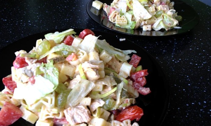 Салат «Цезарь» с макаронами