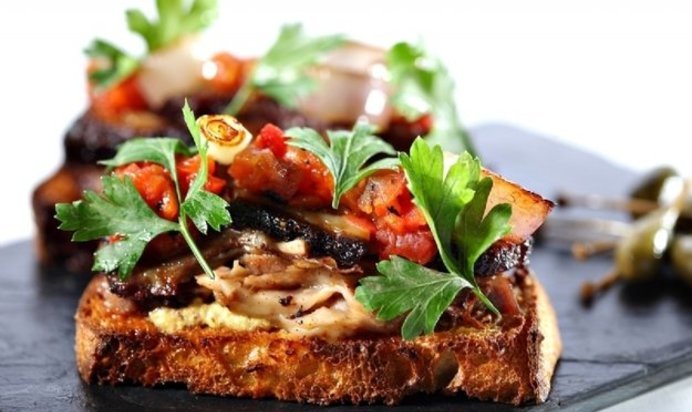 Брускетта с говядиной, томатами и песто