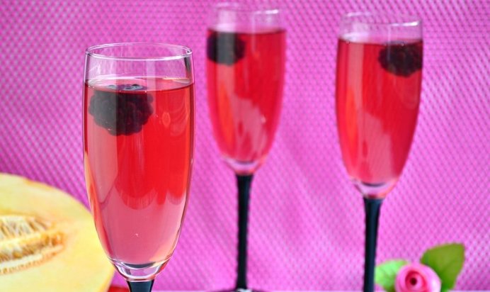 Компот из дыни и ежевики