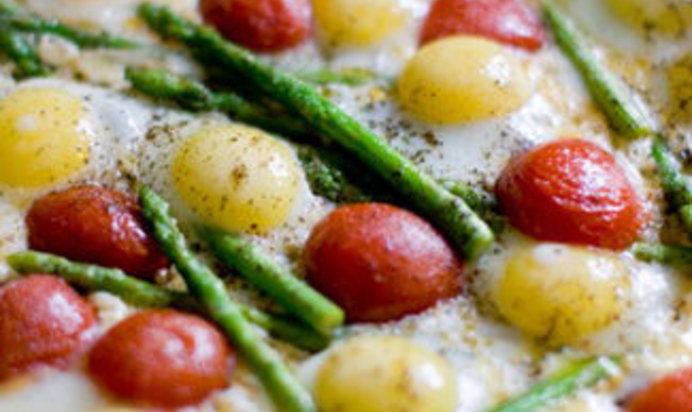 Яичница из перепелиных яиц со спаржей и помидорами черри