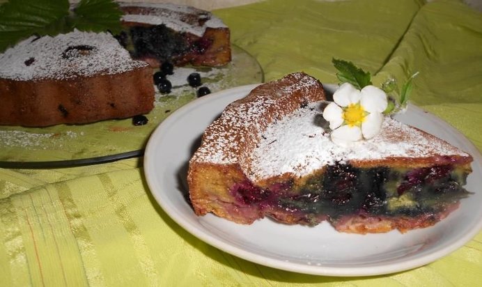 Шарлотка с ягодным ассорти