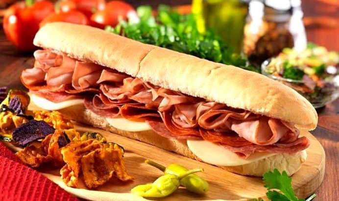 Бутерброды с колбасой и помидорами