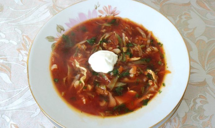 Летний борщ на курином бульоне