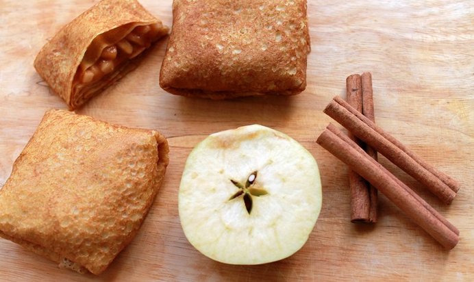 Блинчики с яблоками в карамели