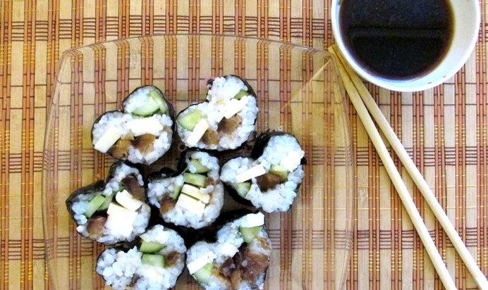 Роллы с копченой сайрой и сыром