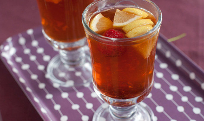 Имбирный чай с клубникой