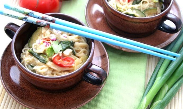 Жареные овощи и тофу с имбирем, кунжутным маслом и мисо