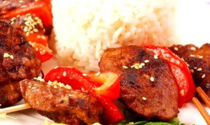 Свиные шашлыки с красными перцами и ананасовым рисом