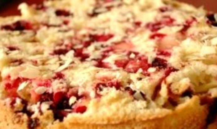 Шарлотка с яблоками и малиной