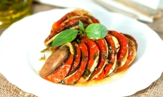 Рататуй с соусом песто