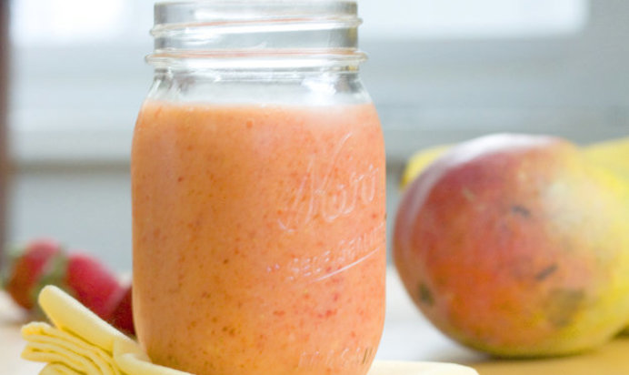 Йогуртовый смузи с клубникой и манго