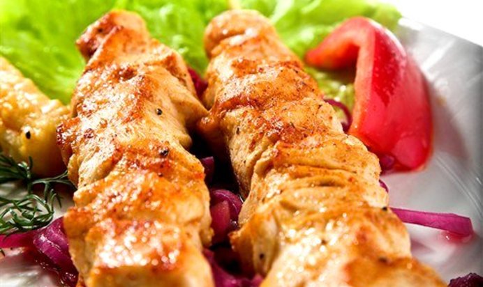 Свиные шашлыки в специях с чесночным соусом