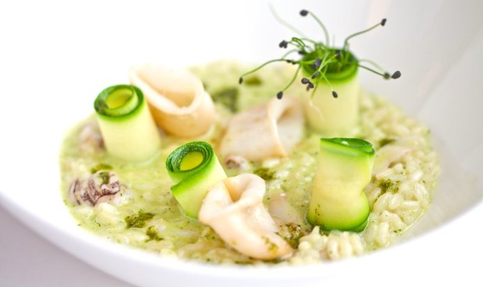Ризотто с мини-кальмарами, цуккини и соусом песто