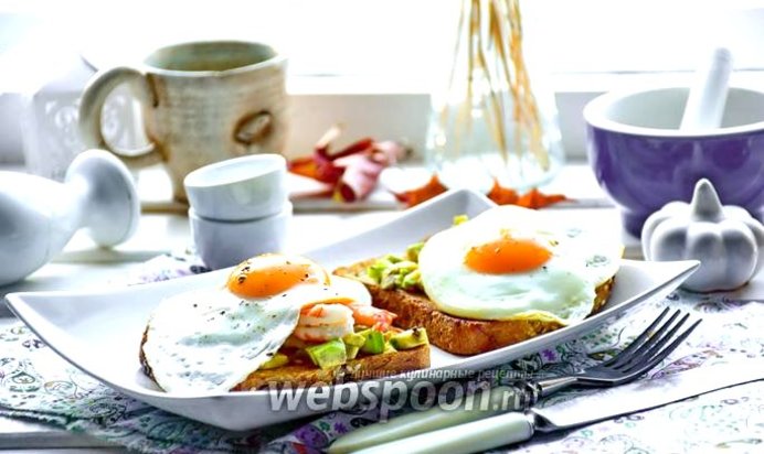 Тосты с авокадо, креветками и жареными яйцами