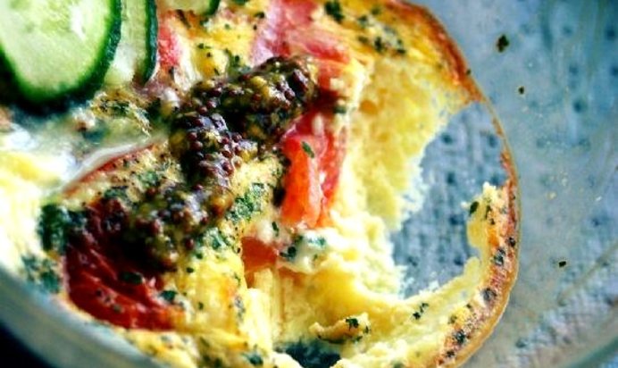 Омлет с сыром в чашке