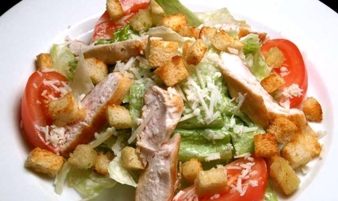 Салат Цезарь с курицей копченой