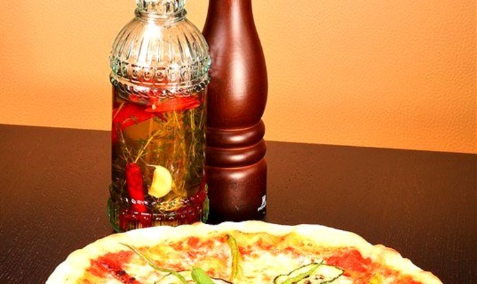 Пицца с баклажанами и кабачками, свежим песто и кедровыми орешками