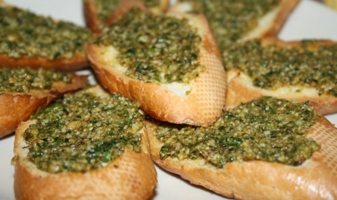 Острый песто с козьим сыром и кинзой